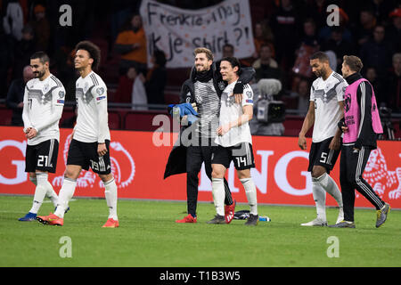 I giocatori tedeschi il tifo per la vittoria, a sinistra per rightn.r. Ilkay GUENDOGAN (Gvºndogan, GER), Leroy SANE (GER), portiere Kevin TRAPP (GER), Nico SCHULZ (GER), Jonathan TAH (GER), Marcel HALSTENBERG (GER), giubilo, tifo, tifo, gioia, entusiasmo, celebrare, finale di giubilo, figura intera, paesaggio, Soccer Laender, Campionato Europeo di qualificazione, gruppo C, Paesi Bassi (NED) - Germania (GER) 2: 3, su 24.03.2019 a Johan Cruyff Arena di Amsterdam/Paesi Bassi. ## DFB/regolamenti UEFA vietare qualsiasi uso di fotografie come sequenze di immagini e/o quasi-video ## € | Utilizzo di tutto il mondo Foto Stock