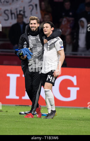 I giocatori tedeschi il portiere Kevin TRAPP (sinistra, GER) e Nico SCHULZ (GER) allietare circa la vittoria, giubilo, tifo, tifo, gioia, entusiasmo, celebrare, finale di giubilo, figura intera, formato ritratto Laenderspiel calcio, EM-qualifica, gruppo C, Paesi Bassi (NED) - Germania (GER) 2: 3, su 24.03.2019 a Johan Cruyff Arena di Amsterdam/Paesi Bassi. ## DFB/regolamenti UEFA vietare qualsiasi uso di fotografie come sequenze di immagini e/o quasi-video ## € | Utilizzo di tutto il mondo Foto Stock