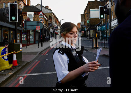 Forest Hill, a sud-est di Londra. Regno Unito. Xxv Marzo 2019. Cordone di polizia off Dartmouth Road la scena di un accoltellato; come scolaro che combatte per la sua vita dopo essere stato pugnalato a Dartmouth - sud est di Londra. Credito: Paolo Iwala/Alamy Live News Foto Stock