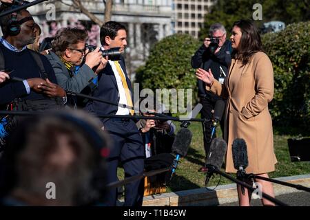 Washington, Stati Uniti d'America. 25 Mar, 2019. Segretario stampa della Casa Bianca Sarah Huckabee Sanders parla con i giornalisti lunedì mattina sul viale di accesso al di fuori dell'ala ovest ingresso alla Casa Bianca Marzo 25, 2019 a Washington, DC Sanders che raramente parla ai media è andato in attacco nella scia del consulente speciale risultati che non vi era alcuna collusione tra la campagna di briscola e il Cremlino. Credito: Planetpix/Alamy Live News Foto Stock