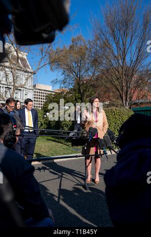 Washington, Stati Uniti d'America. 25 Mar, 2019. Segretario stampa della Casa Bianca Sarah Huckabee Sanders parla con i giornalisti lunedì mattina sul viale di accesso al di fuori dell'ala ovest ingresso alla Casa Bianca Marzo 25, 2019 a Washington, DC Sanders che raramente parla ai media è andato in attacco nella scia del consulente speciale risultati che non vi era alcuna collusione tra la campagna di briscola e il Cremlino. Credito: Planetpix/Alamy Live News Foto Stock