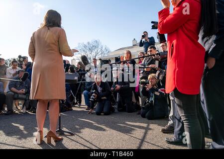 Washington, Stati Uniti d'America. 25 Mar, 2019. Segretario stampa della Casa Bianca Sarah Huckabee Sanders parla con i giornalisti lunedì mattina sul viale di accesso al di fuori dell'ala ovest ingresso alla Casa Bianca Marzo 25, 2019 a Washington, DC Sanders che raramente parla ai media è andato in attacco nella scia del consulente speciale risultati che non vi era alcuna collusione tra la campagna di briscola e il Cremlino. Credito: Planetpix/Alamy Live News Foto Stock