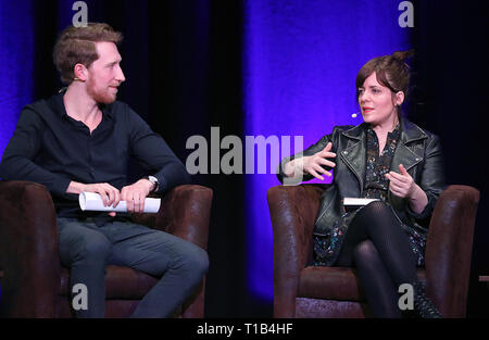 Colonia, Germania. 25 mar 2019. Sarah Kuttner (r), il presentatore TV, autore e giornalista, parla a Lit.colonia durante una lettura con Louis Klamroth, il presentatore TV. Foto: Oliver Berg/dpa Credito: dpa picture alliance/Alamy Live News Foto Stock