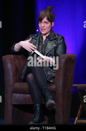 Colonia, Germania. 25 mar 2019. Sarah Kuttner, il presentatore TV, autore e giornalista, parla a Lit.colonia durante una lettura. Foto: Oliver Berg/dpa Credito: dpa picture alliance/Alamy Live News Foto Stock