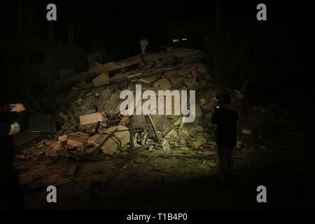 La città di Gaza, la striscia di Gaza, la Palestina. 25 Mar, 2019. Danno a un edificio nella città di Gaza dopo incursioni aeree israeliane. Credito: Hassan Jedi/Quds Net News/ZUMA filo/Alamy Live News Foto Stock