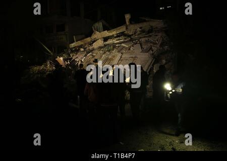 La città di Gaza, la striscia di Gaza, la Palestina. 25 Mar, 2019. Danno a un edificio nella città di Gaza dopo incursioni aeree israeliane. Credito: Hassan Jedi/Quds Net News/ZUMA filo/Alamy Live News Foto Stock