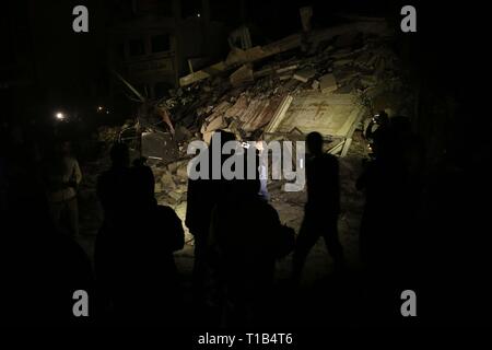 La città di Gaza, la striscia di Gaza, la Palestina. 25 Mar, 2019. Danno a un edificio nella città di Gaza dopo incursioni aeree israeliane. Credito: Hassan Jedi/Quds Net News/ZUMA filo/Alamy Live News Foto Stock