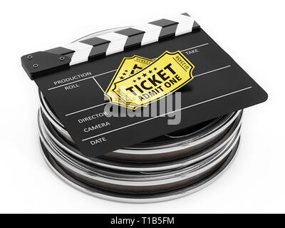 Bobine di pellicola, clapboard e i biglietti del cinema isolato su sfondo bianco. 3D'illustrazione. Foto Stock