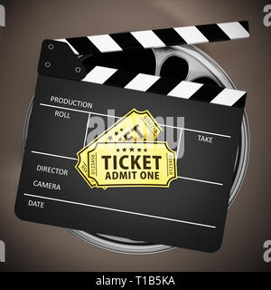 Clapboard e i biglietti del cinema su bobine di pellicola. 3D'illustrazione. Foto Stock