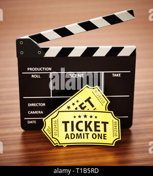 Clapboard e i biglietti del cinema in piedi su una superficie di legno. 3D'illustrazione. Foto Stock
