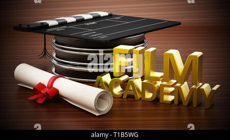 Clapboard in piedi su strisce di pellicola come un mortarboard. Film Academy di testo e diploma. 3D'illustrazione. Foto Stock