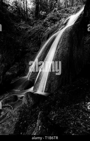 La cascata nel bosco in un pallido (Umbria, Italia) Foto Stock