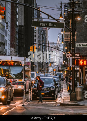 New York City dal livello della strada in inverno. Foto Stock