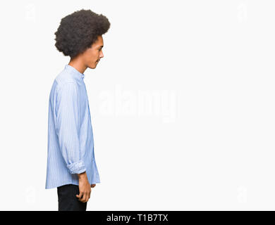 Giovane americano africano uomo con capelli afro cercando di lato, profilo relax posano con faccia naturale con sorriso sicuro. Foto Stock