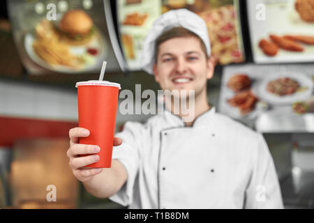 Cucinare uomo in Red Hat, grembiule con verdura. Lo Chef guardare il  peperone in cucina. Vegetariano, la salute, la dieta, vitamina. Cibo, cucina,  cucina, menu ricette di piatti Foto stock - Alamy