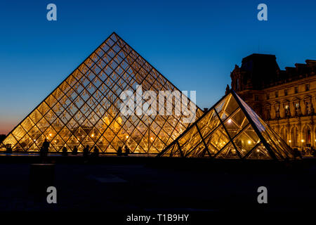 La Piramide del Louvre di notte - Paris, France Foto Stock