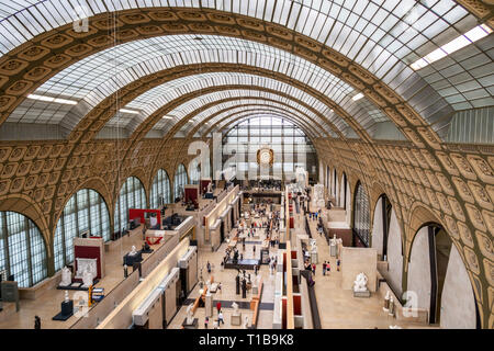 Il Museo d' Orsay sala principale con un orologio - Parigi, Francia Foto Stock