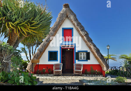 Cottage tradizionale a Santana (Madeira, Portogallo) Foto Stock