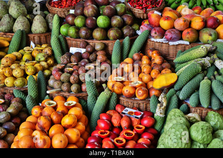 Frutta fresca in Mercado dos Lavradores Funchal, Madeira Foto Stock