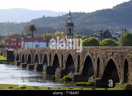 Il vecchio ponte romanico di Ponte de Lima - Portogallo Foto Stock