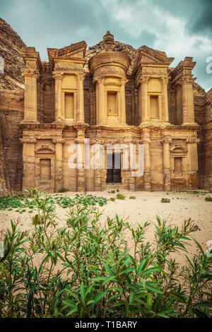 Vista del leggendario monastero nascosto dalle colline rocciose dove è scavato. Situato nella pittoresca città di Petra ​​of, Giordania. Foto Stock