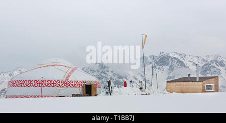 Yurta in piedi nella neve con moto di fronte ad esso, Mongolia Foto Stock