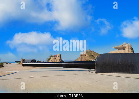 Castillitos batteria di cannoni a Murcia, Spagna. Viker 381cannon. Installato nel 1933, corse fino al 1994. Attualmente è abbandonato Foto Stock