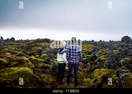 Giovane godendo di campo lavico scenario in Islanda Foto Stock