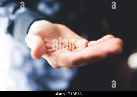 Coppia di novelli sposi con le mani gli anelli di nozze. Foto Stock