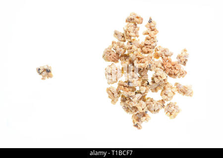 Il Granola muesli o briciole palo isolata su sfondo bianco, muesli crumb texture, sparse granola o muesli crumb pattern di muesli, cereali cibo Foto Stock