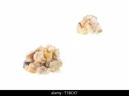 Granola crumb isolati su sfondo bianco, granola crumb texture, granola crumb pattern, muesli, texture texture di cereali, muesli di grano di cibo, cereali gr Foto Stock