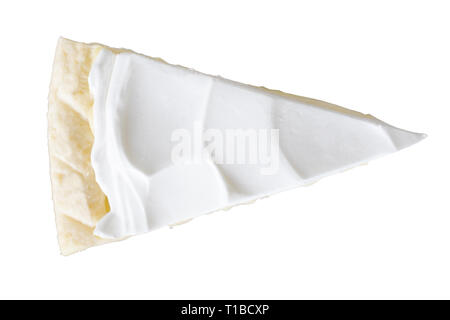 Pezzo di cheesecake isolati su sfondo bianco, crema torta texture, nessun condimento ripple modello color crema e un pezzo di torta al formaggio bianco torta di formaggi, bianco Foto Stock