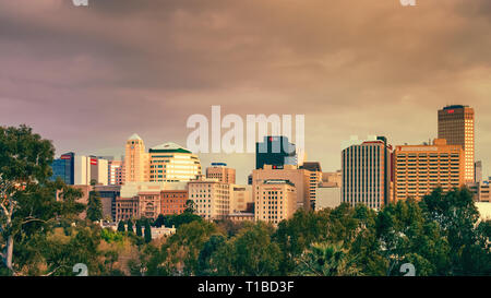 Adelaide, Australia del Sud - Settembre 24, 2017: Adelaide vista dello skyline della citta' attraverso Elder Park in un giorno nuvoloso Foto Stock