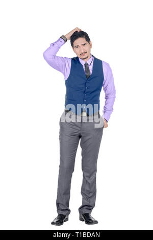 Giovane imprenditore asiatico di graffiare la testa e lo sguardo confuso in posa isolate su sfondo bianco Foto Stock