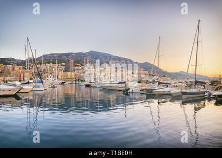 Mattina panorama di Porto Ercole nel Principato di Monaco Foto Stock