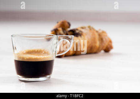 Avidi tortine farcite con cioccolato e pistacchio su un tavolo di legno Foto Stock