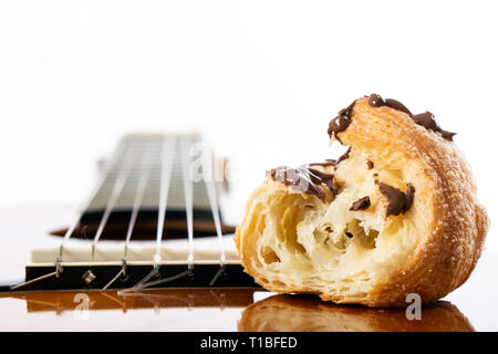 Caffè e brioche e musica; l'artista della prima colazione Foto Stock