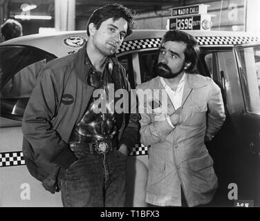 Robert De Niro il regista Martin Scorsese sul set candide TAXI DRIVER 1976 sceneggiatura Paul Schrader Bill / Phillips Italo / Judeo Productions Columbia Pictures Corporation Foto Stock