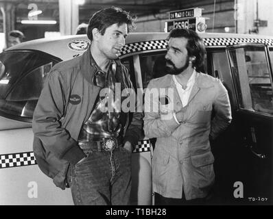 Robert De Niro il regista Martin Scorsese sul set candide TAXI DRIVER 1976 sceneggiatura Paul Schrader Bill / Phillips Italo / Judeo Productions Columbia Pictures Corporation Foto Stock