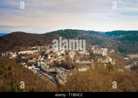 Karlovy Vary Repubblica Ceca - Marzo 04, 2019: montagne e la vista della città dall'alto Foto Stock