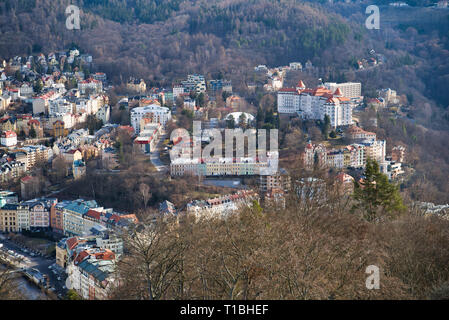 Karlovy Vary Repubblica Ceca - Marzo 04, 2019: Veduta aerea della città e delle montagne all'orizzonte Foto Stock