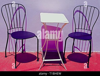 Tavolo e sedie all'aperto con le ombre. Immagine di stock Foto Stock