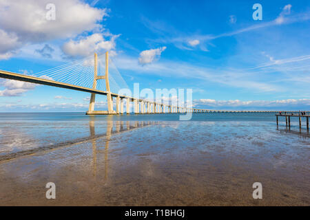 Ponte Vasco de Gama riflettente nel fiume Tago a Lisbona, Portogallo Foto Stock