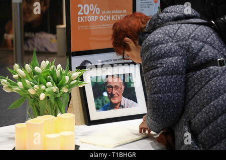 LINKÖPING 20180128 libro di condoglianze e di fiori su Ikea il giorno dopo l'annuncio che Ikea è il fondatore e proprietario di Ingvar Kamprad è morto all età di 91. Foto Jeppe Gustafsson Foto Stock