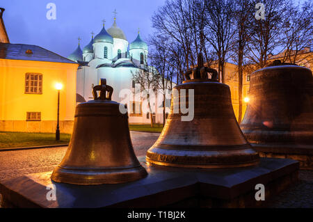 Paesaggio notturno - St Sophia cattedrale e veche campane sul piedistallo in Veliky Novgorod Cremlino Parco in autunno la notte in Veliky Novgorod, Russia. Terra Foto Stock