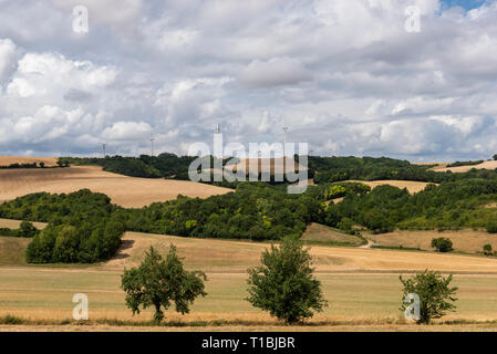 Mulini a vento in campagna, horizon inquinamento, Auxerre, Francia Foto Stock