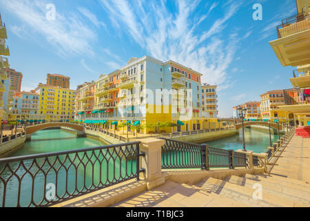 La piccola Venezia con canali collegati da ponti in stile veneziano. Case colorate nella pittoresca Qanat Quartier icona di Doha, Qatar a luce del giorno Foto Stock