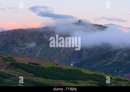 Vecchio osservatorio sul monte. Montagne tra le nuvole. Paesaggio estivo. Carpazi, Ucraina, Europa Foto Stock