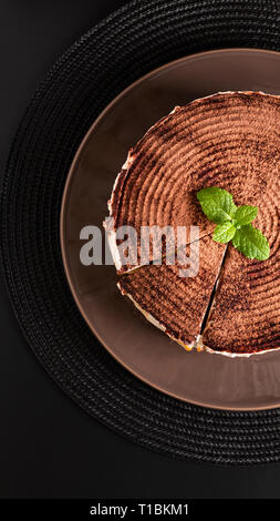 Alimentare il concetto di dessert fatti in casa torta banoffee su sfondo nero Foto Stock