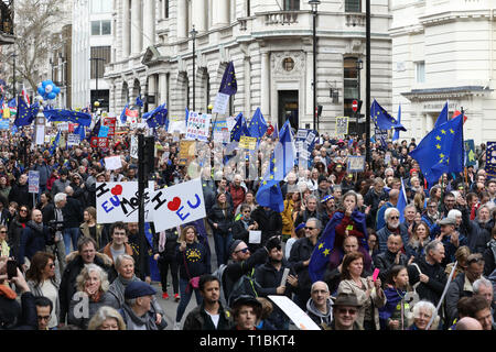 Migliaia di manifestanti Anti-Brexit marzo a Londra per protestare per un voto popolare sul risultato del referendum Brexit, London, England Regno Unito Foto Stock